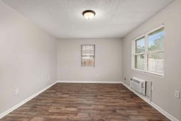 1820 Iris Street photo 4