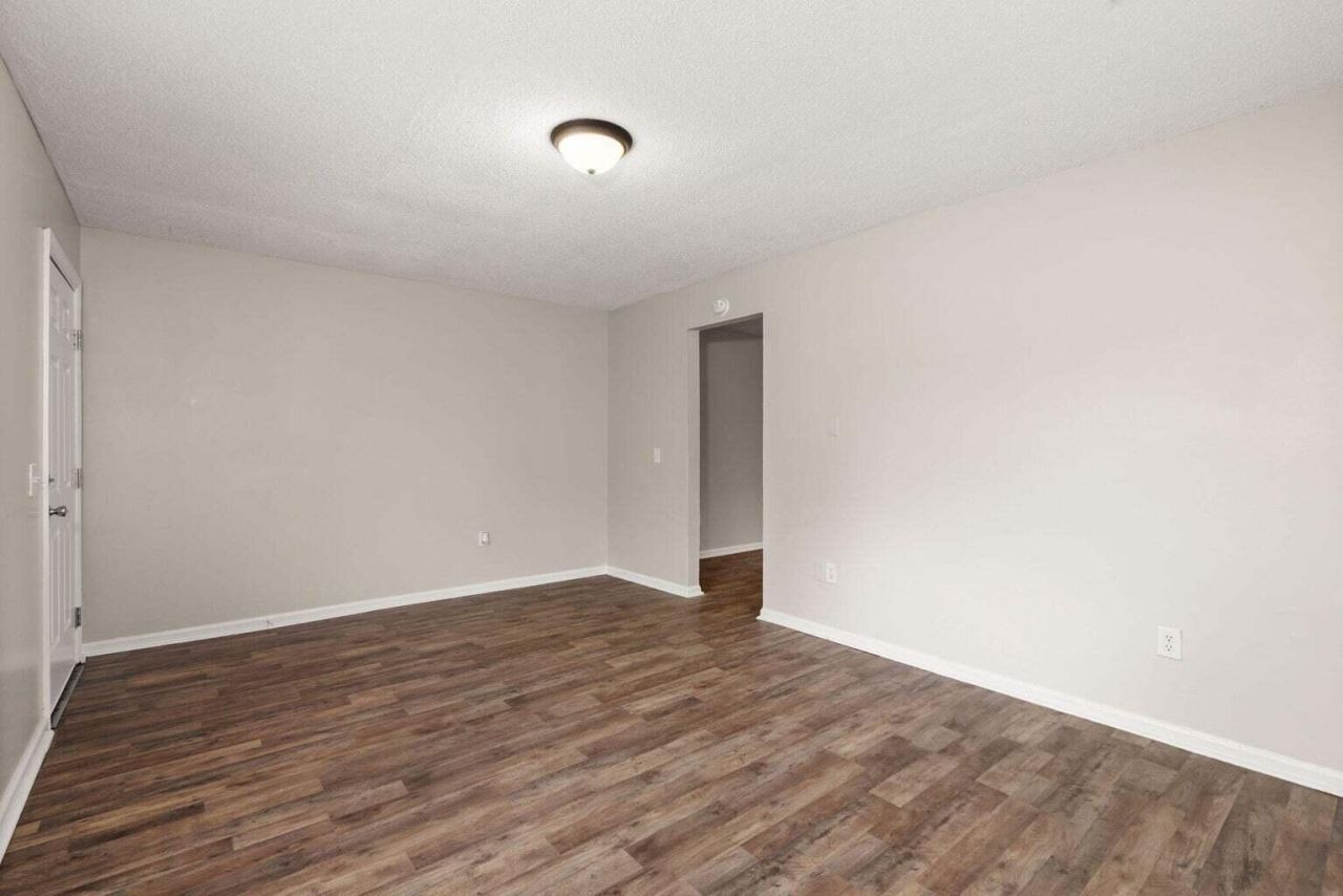 1820 Iris Street Photo 5