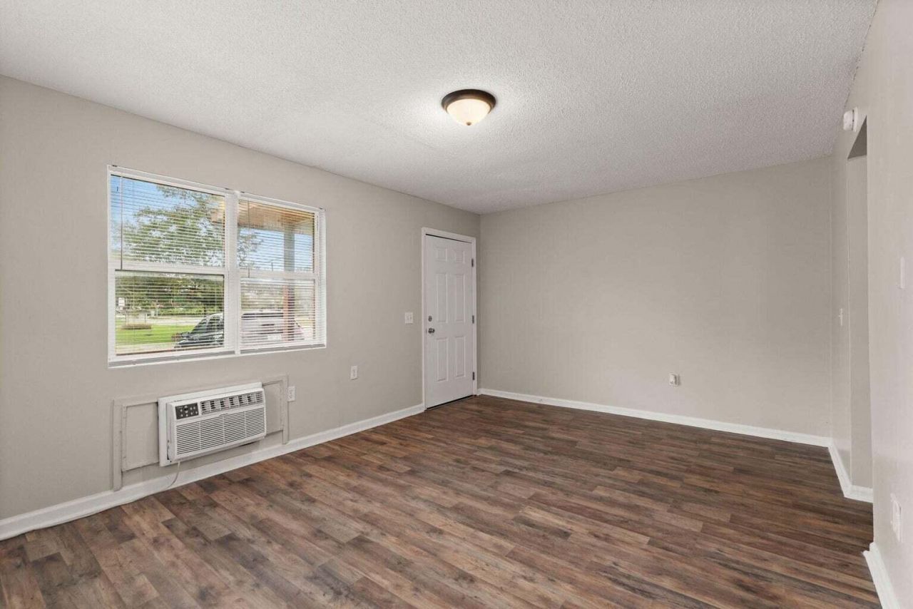 1820 Iris Street Photo 7