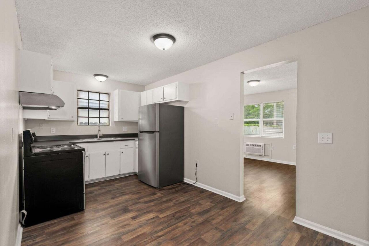 1820 Iris Street Photo 8