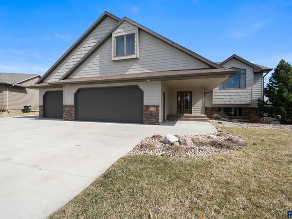 7624 S Courtyard Cir, Sioux Falls, SD 57108