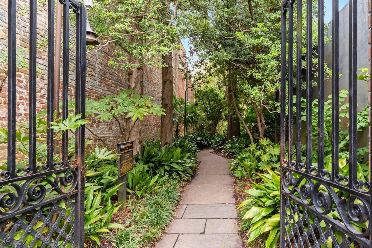 4 Gateway Walk Photo 79