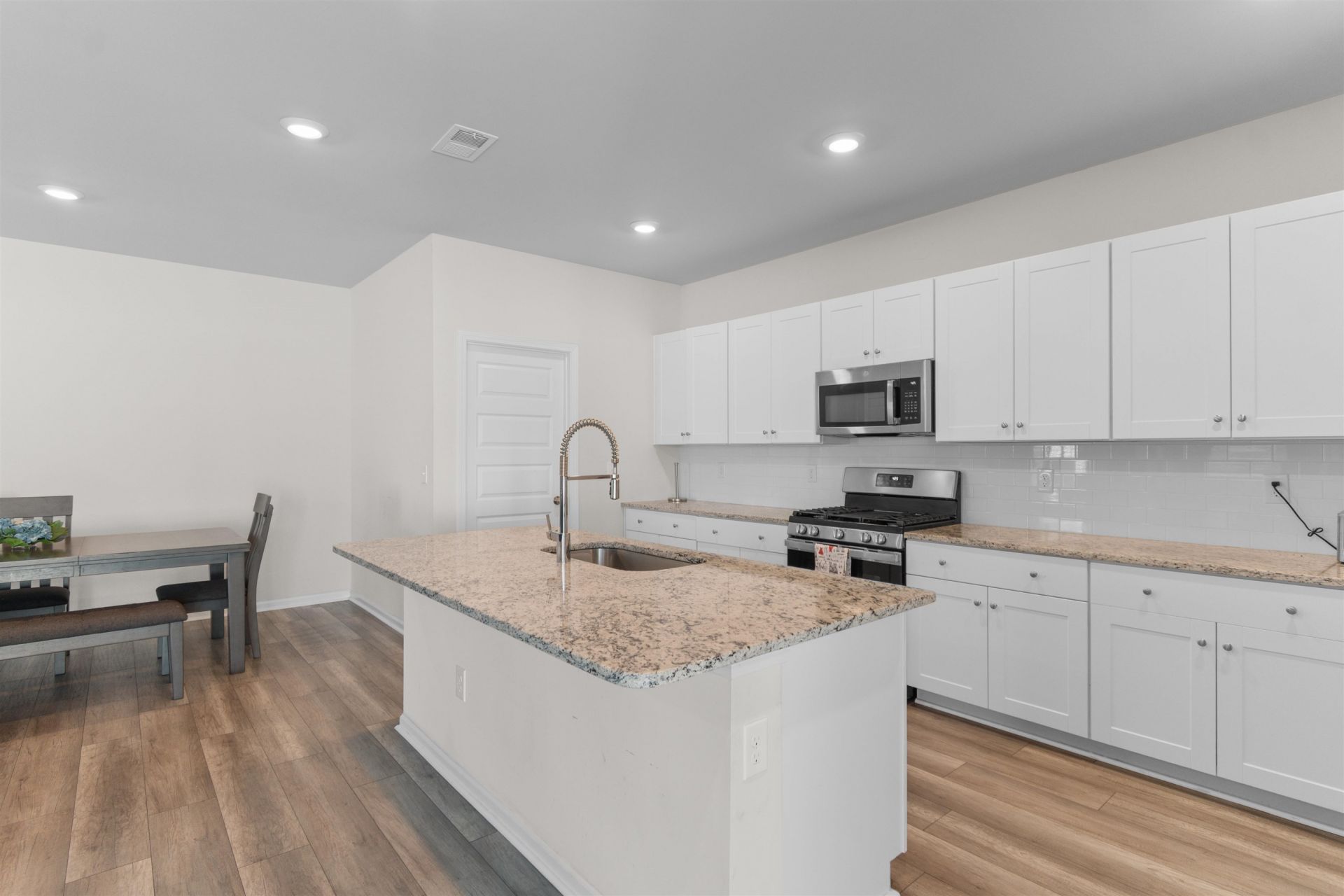 1111 Saltgrass Way  Photo 4