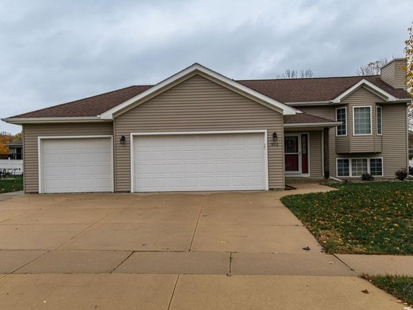 902 Berg Boulevard SE, Stewartville, MN 55976