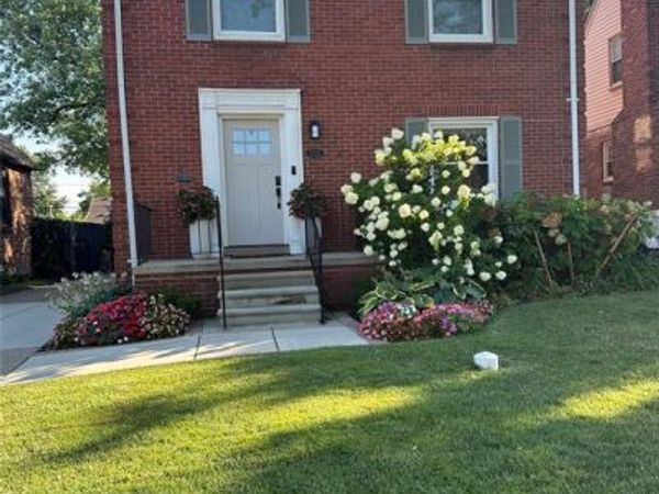 1721 Hampton Road, Grosse Pointe Woods, MI 48236