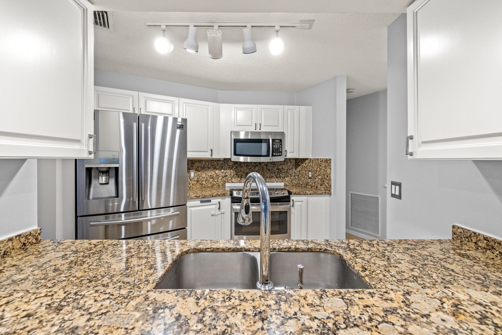 2095 Bonisle Circle, Riviera Beach, FL 33418 Photo