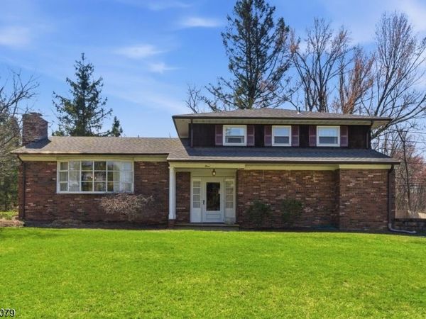 3 Manor Dr, Andover, NJ 07860