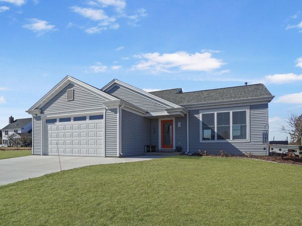 271 Hidden Bluff Rd, Belgium, WI 53013