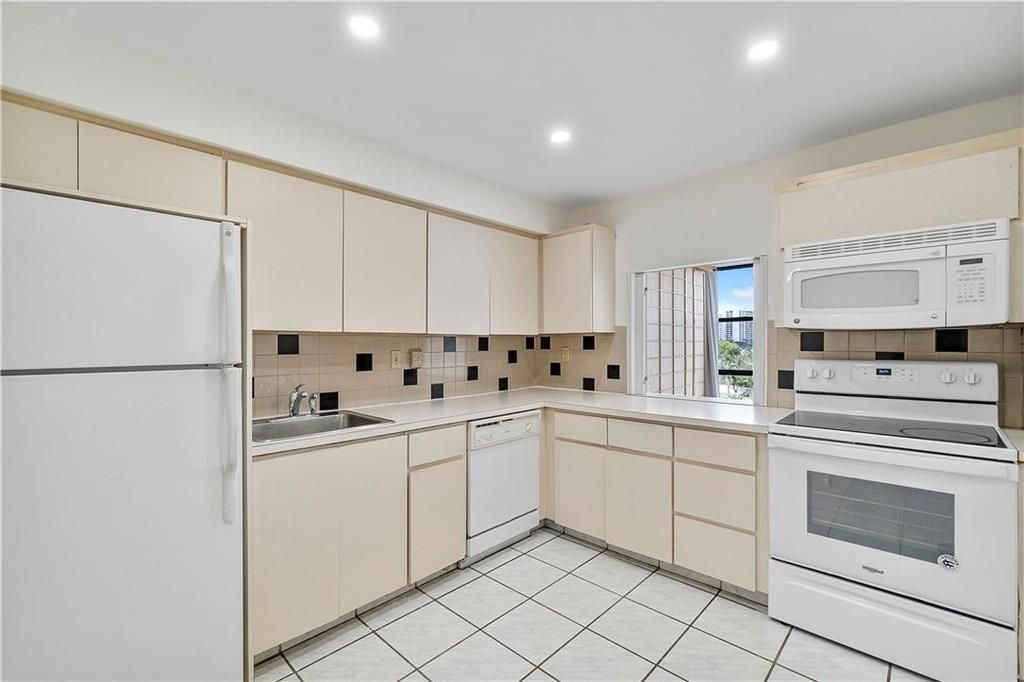 1000 Parkview Drive, Unit 507, Hallandale Beach, FL 33009 Photo