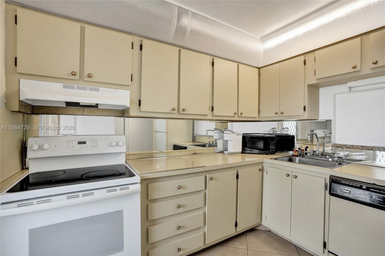 3940 NW 42nd Ave , Unit 320, Lauderdale Lakes, FL 33319 Photo