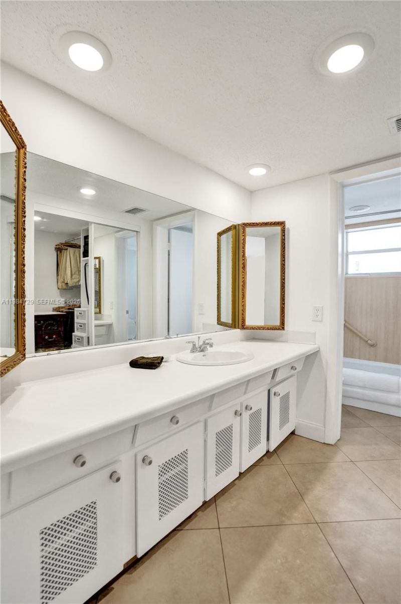 3940 NW 42nd Ave , Unit 320, Lauderdale Lakes, FL 33319 Photo