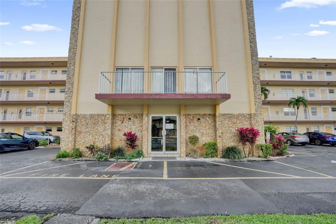 3940 NW 42nd Ave , Unit 320, Lauderdale Lakes, FL 33319 Photo