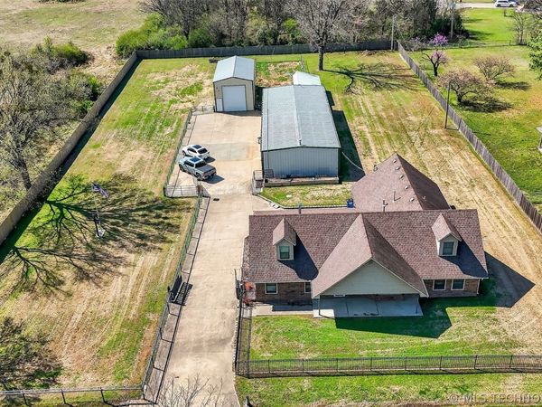 313 N 6th Street, Chouteau, OK 74337