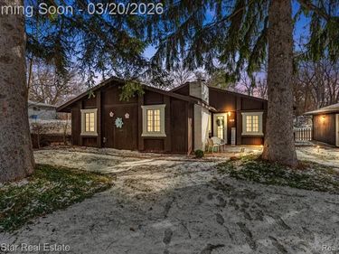 240 N Roslyn Road, Waterford Twp, MI 48328