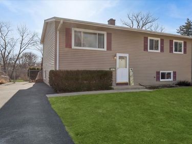36615 N Streamwood Drive, Gurnee, IL 60031