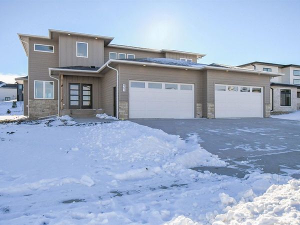 901 N Sylvan Dr, Sioux Falls, SD 57110