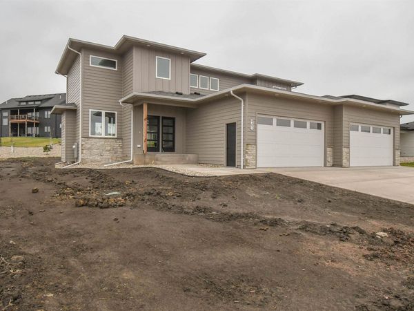 901 N Sylvan Dr, Sioux Falls, SD 57110