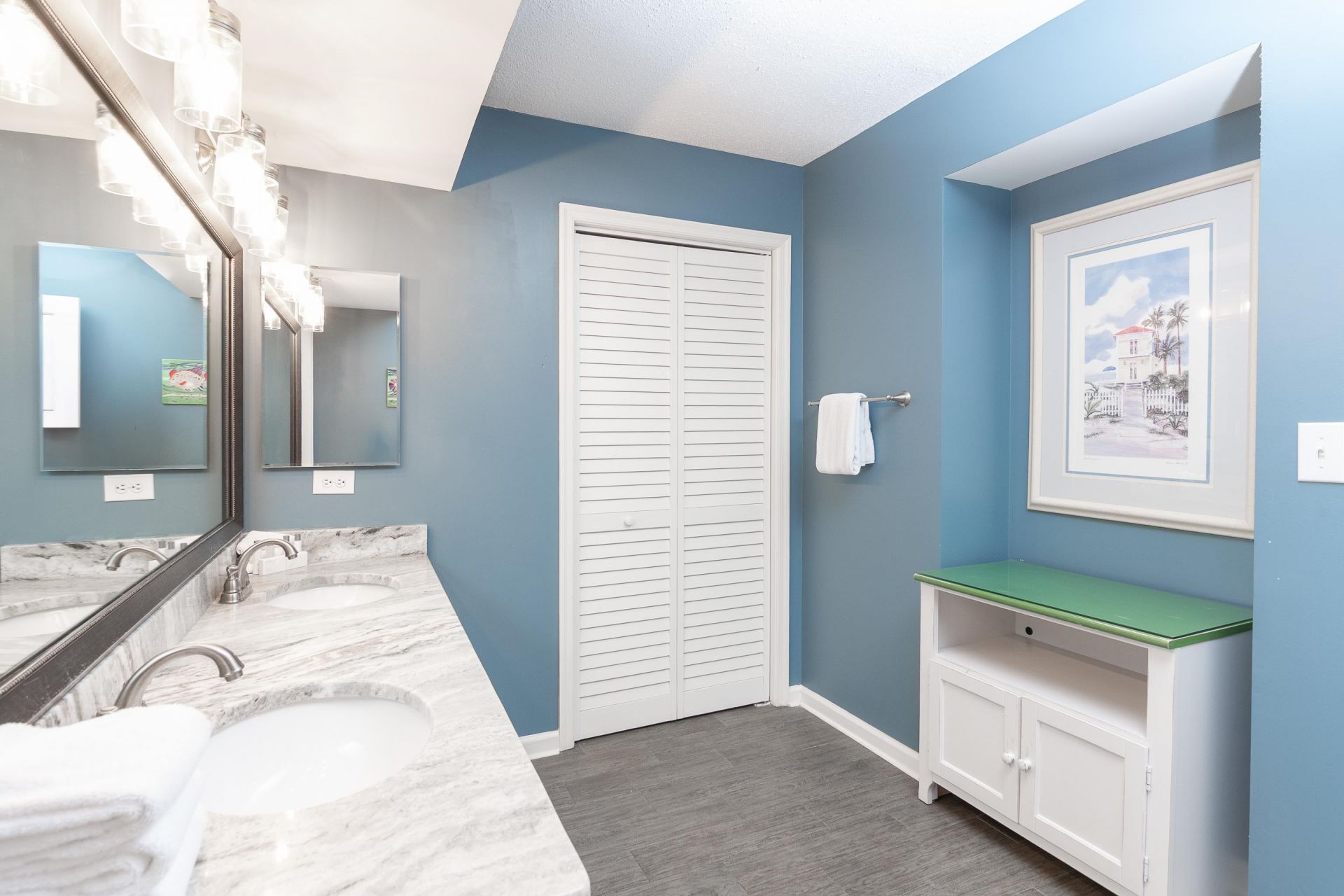 8560 Queensway Blvd. Photo 32