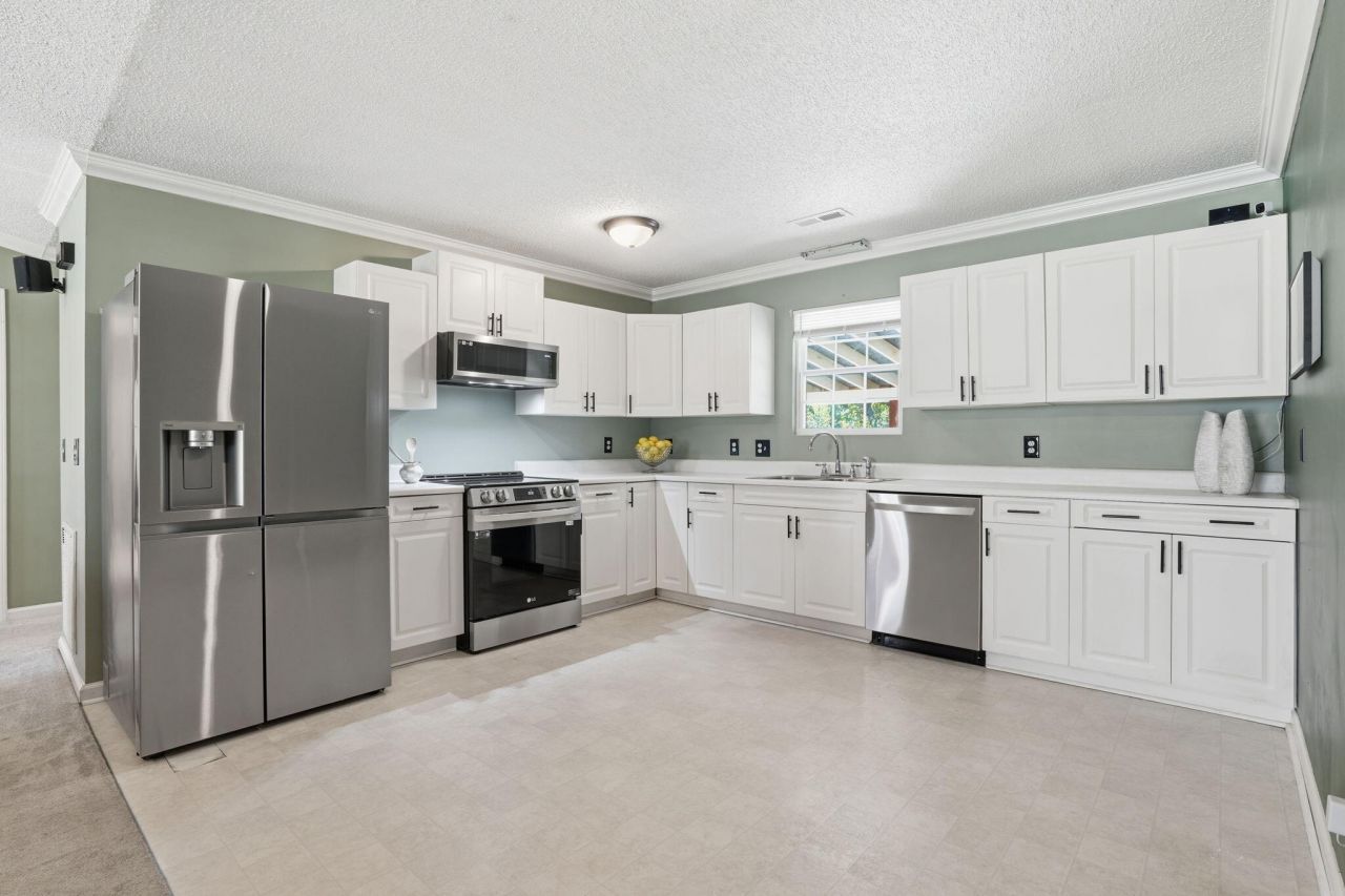 7 Center Point Drive Photo 10