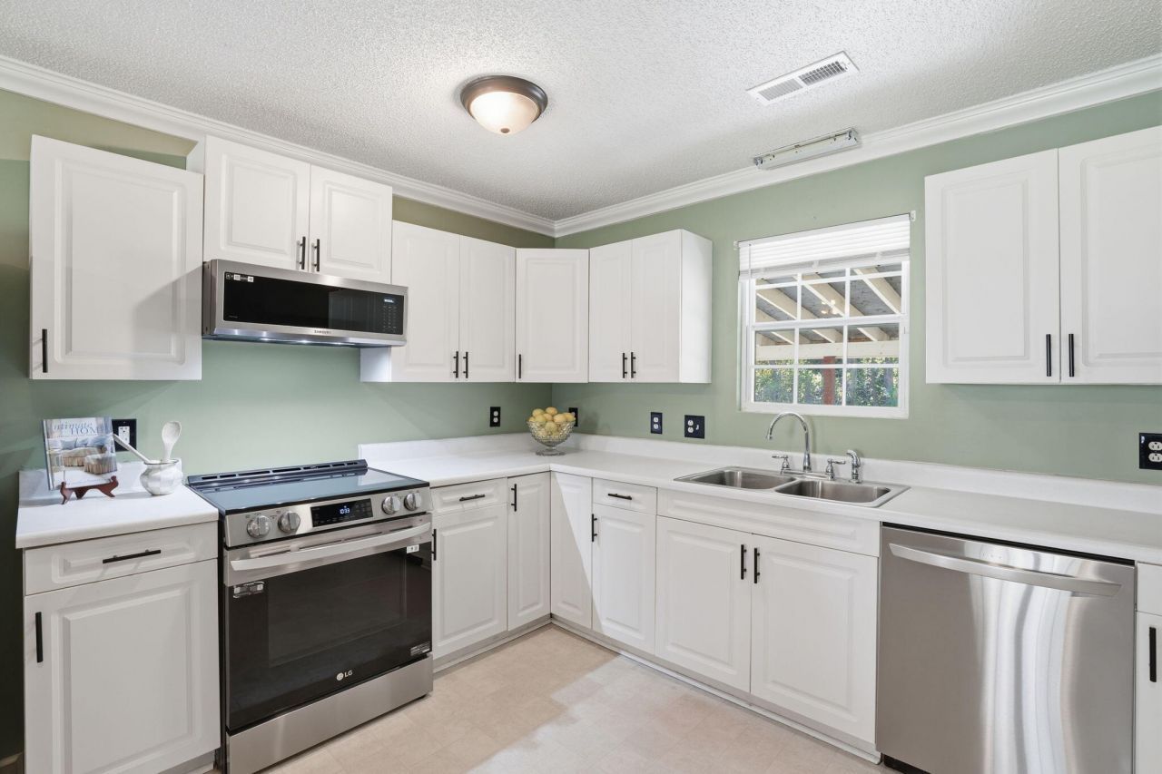 7 Center Point Drive Photo 11