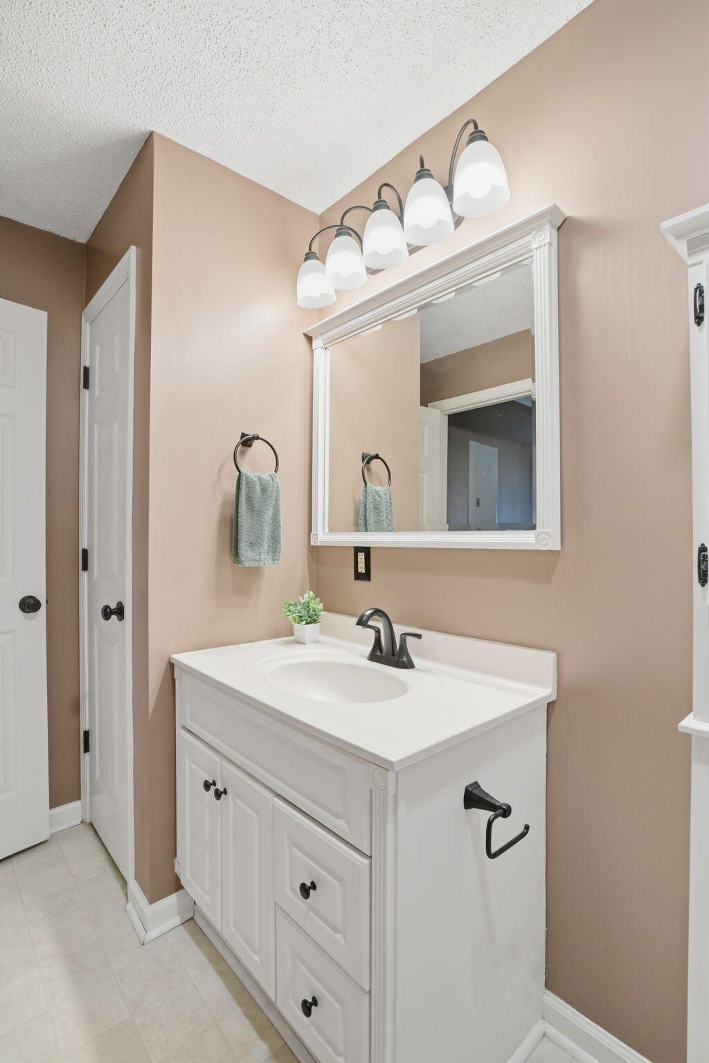 7 Center Point Drive Photo 16