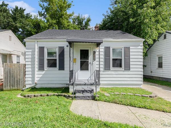 18565 Kenosha Street, Harper Woods, MI 48225