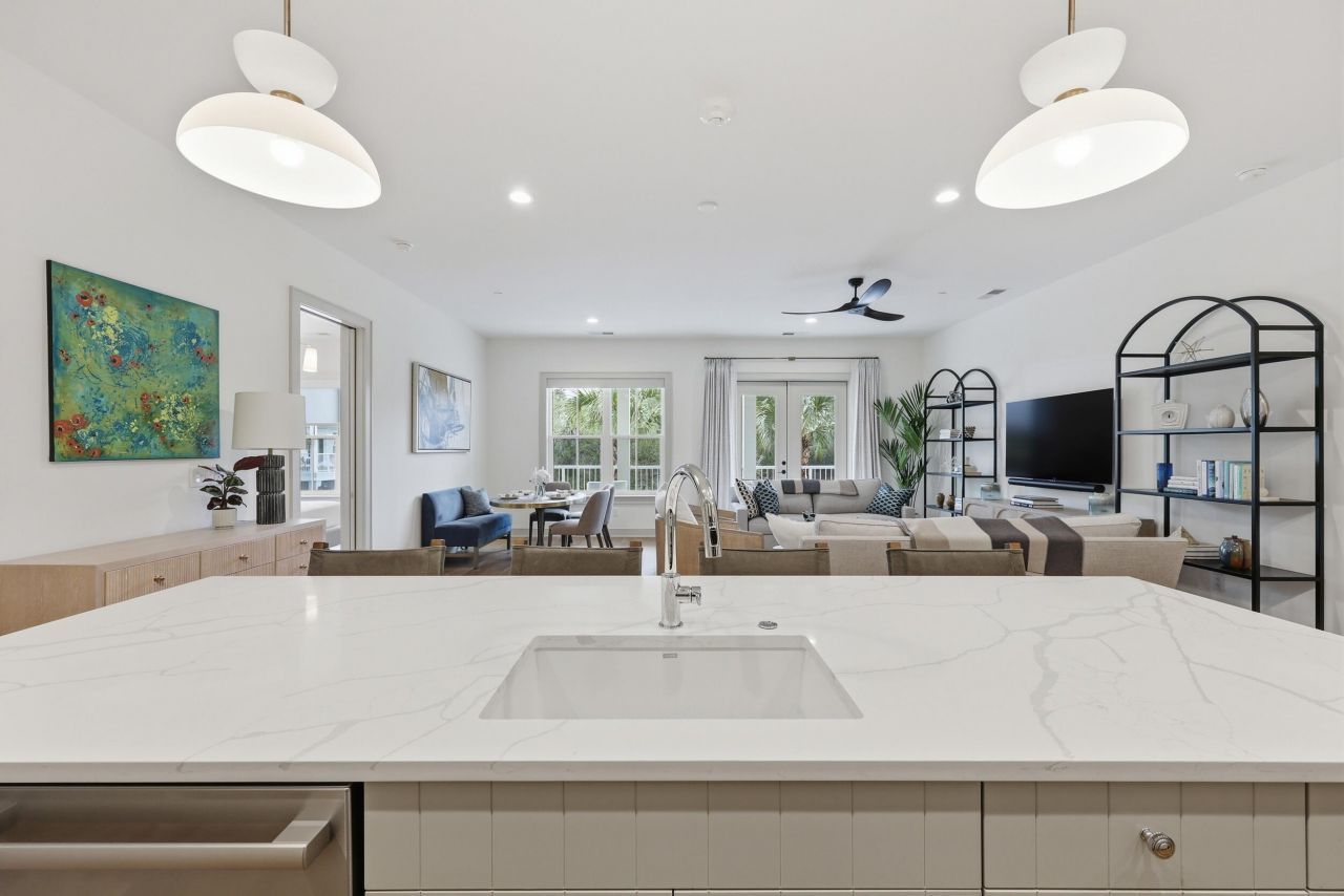 320 Longshore Street Photo 10