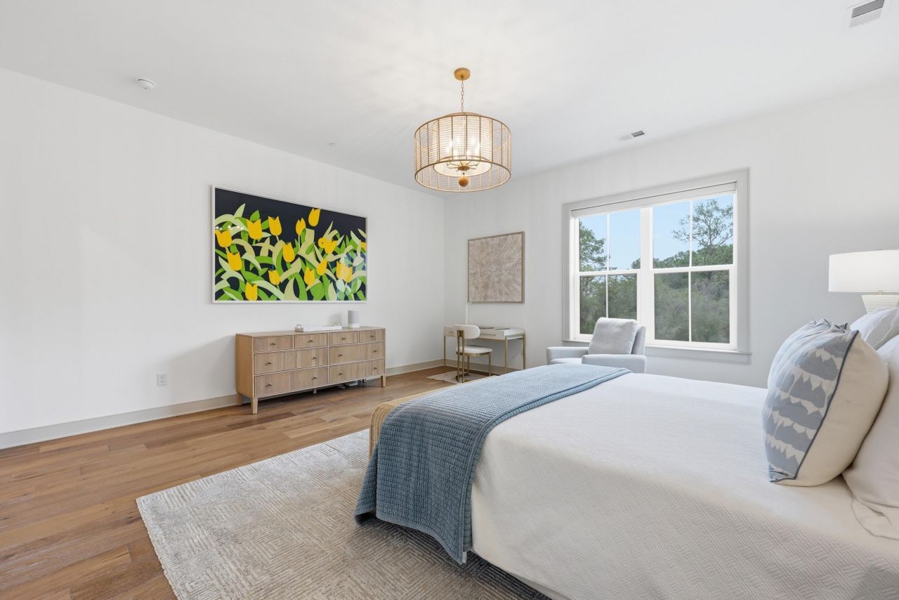 320 Longshore Street Photo 18