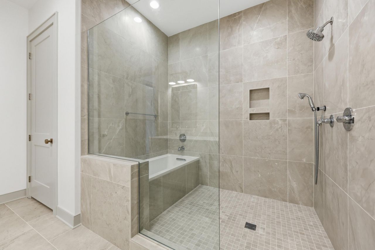 320 Longshore Street Photo 20