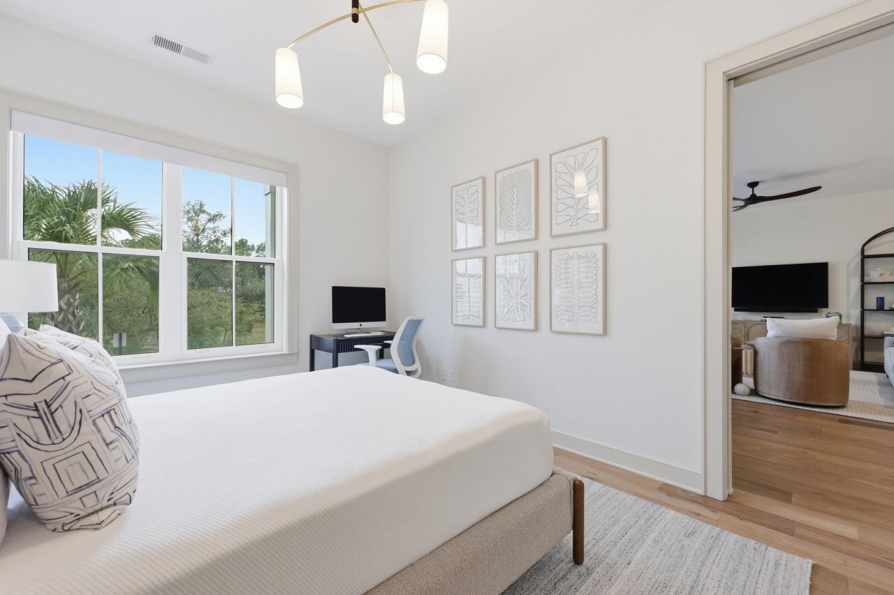 320 Longshore Street Photo 23