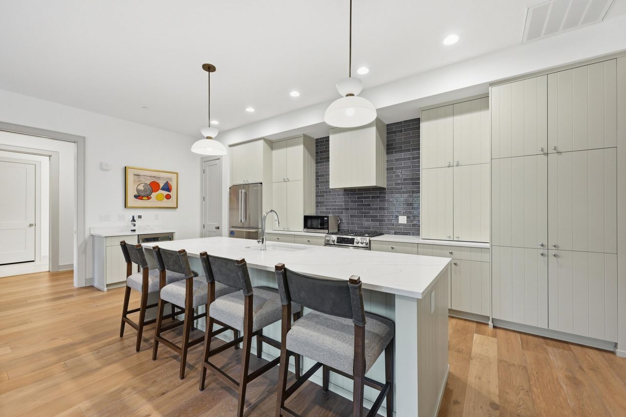 320 Longshore Street Photo 7