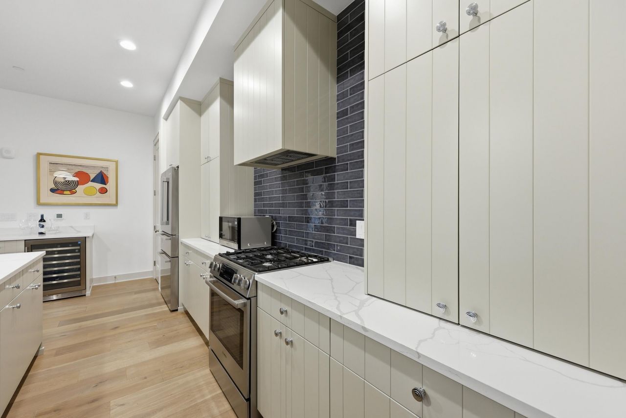 320 Longshore Street Photo 8