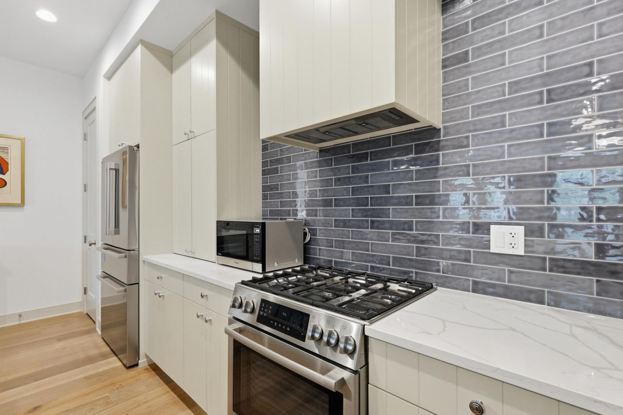 320 Longshore Street Photo 9