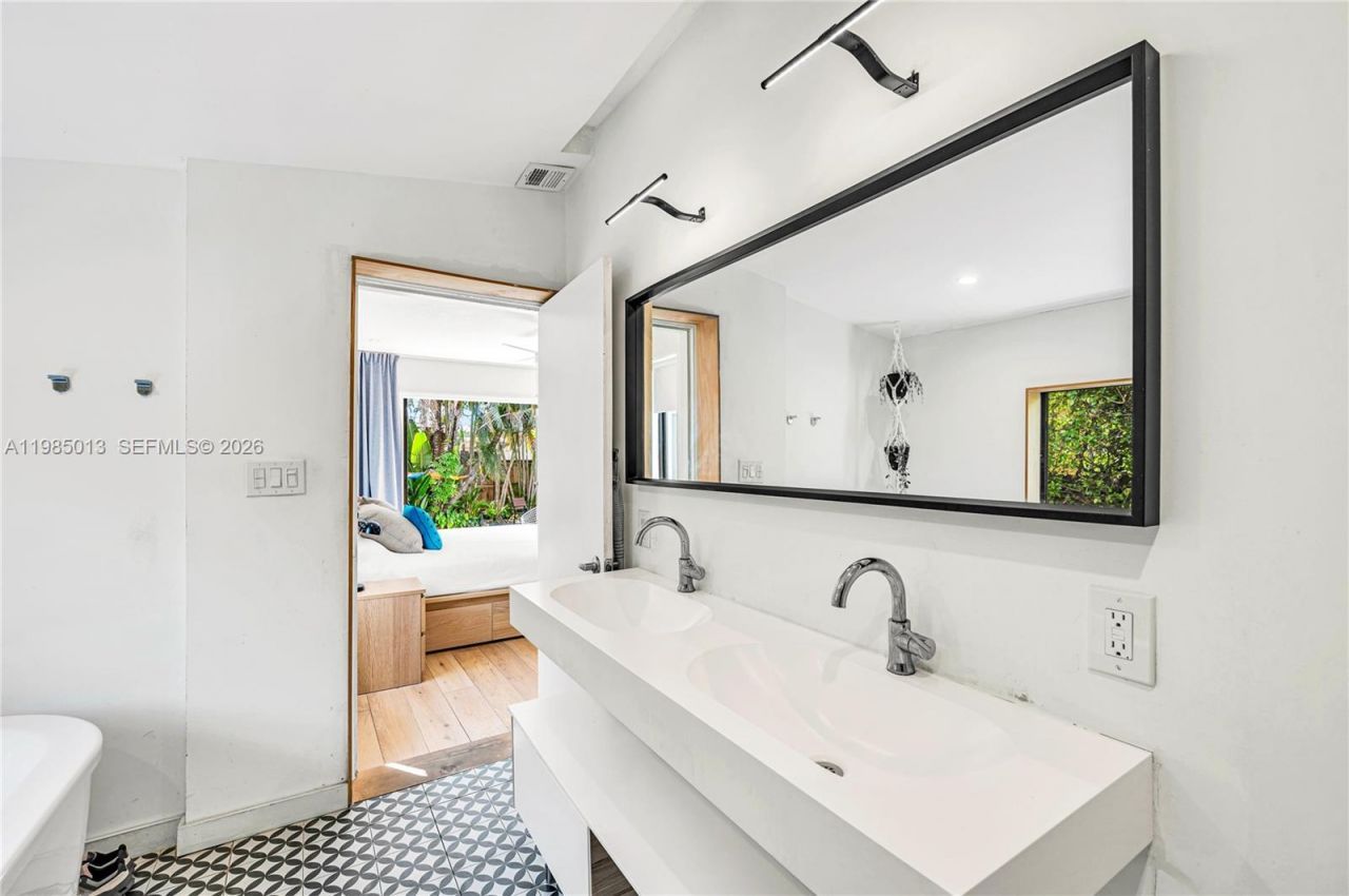 1240 SW 21st St , Miami, FL 33145 Photo