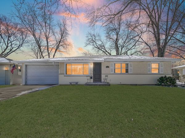 1930 Richard Street , Aurora, IL 60506