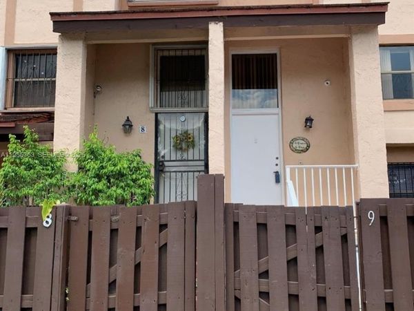 425 W Park Dr , Unit 9, Miami, FL 33172