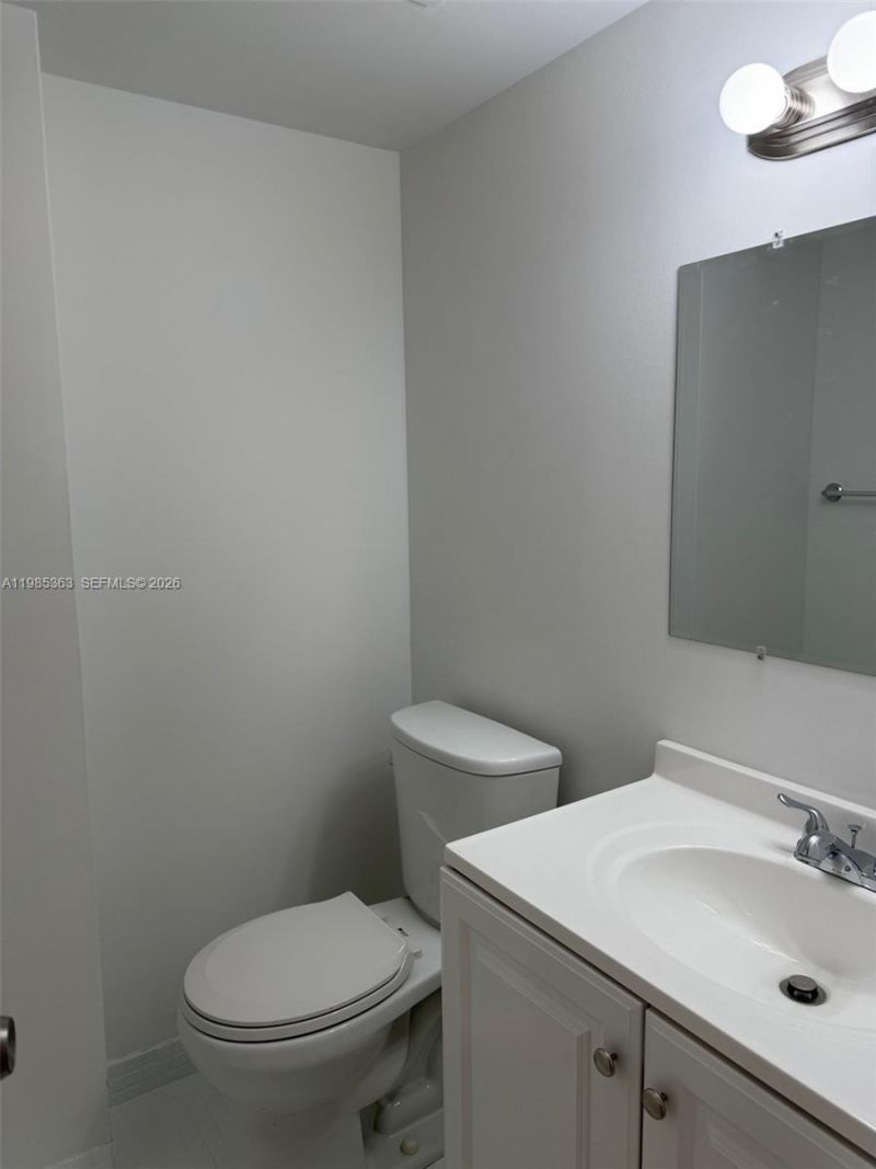 425 W Park Dr , Unit 9, Miami, FL 33172 Photo