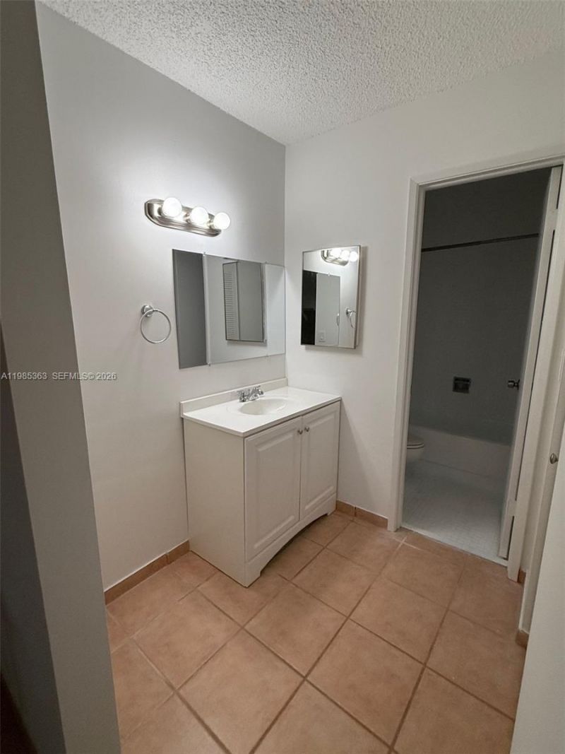 425 W Park Dr , Unit 9, Miami, FL 33172 Photo