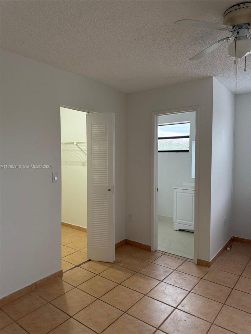 425 W Park Dr , Unit 9, Miami, FL 33172 Photo