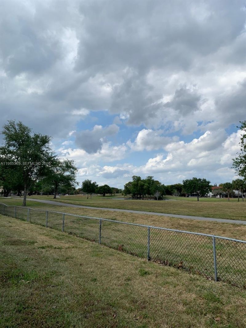 425 W Park Dr , Unit 9, Miami, FL 33172 Photo