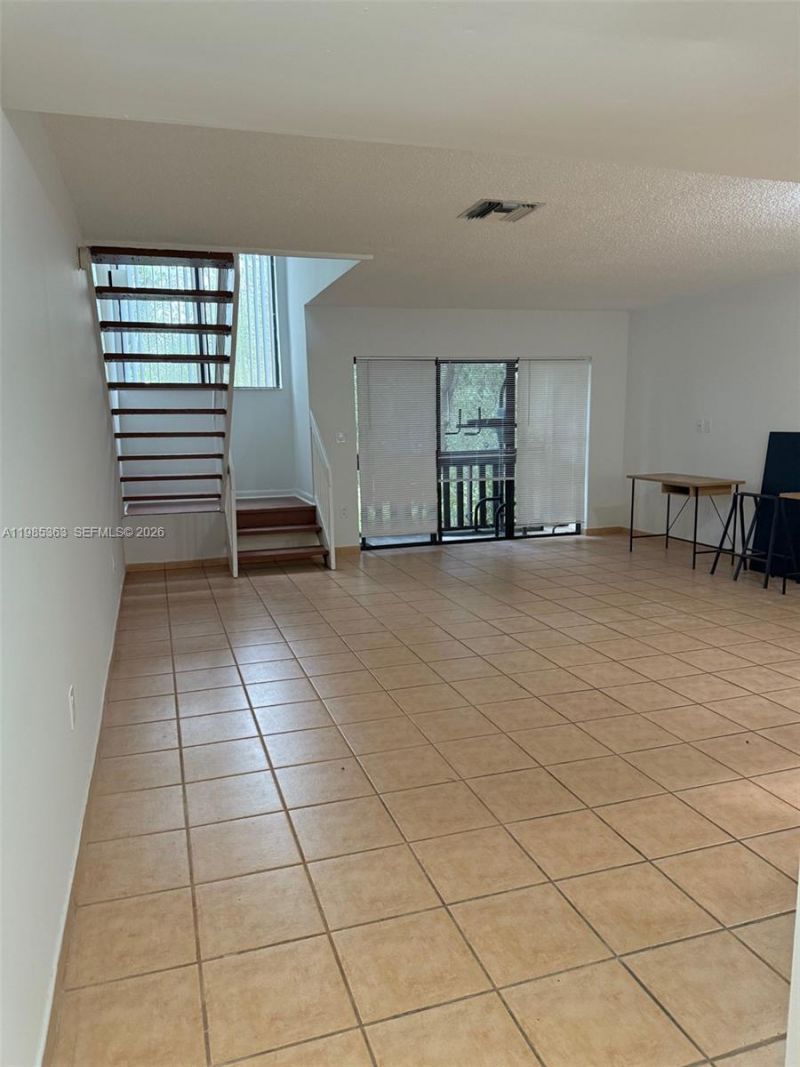 425 W Park Dr , Unit 9, Miami, FL 33172 Photo