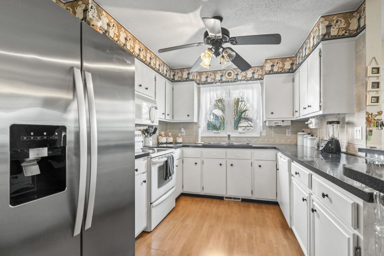 2707 Hillside Dr. S Photo 10