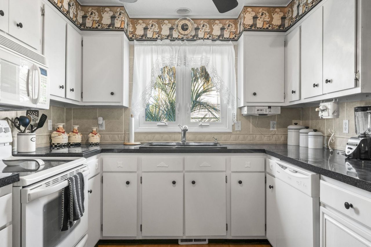 2707 Hillside Dr. S Photo 11