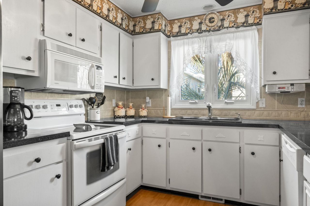 2707 Hillside Dr. S Photo 13