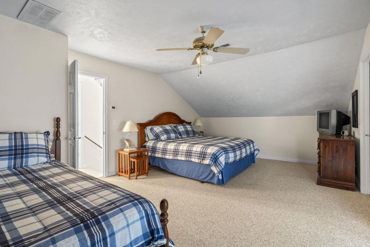 2707 Hillside Dr. S Photo 27