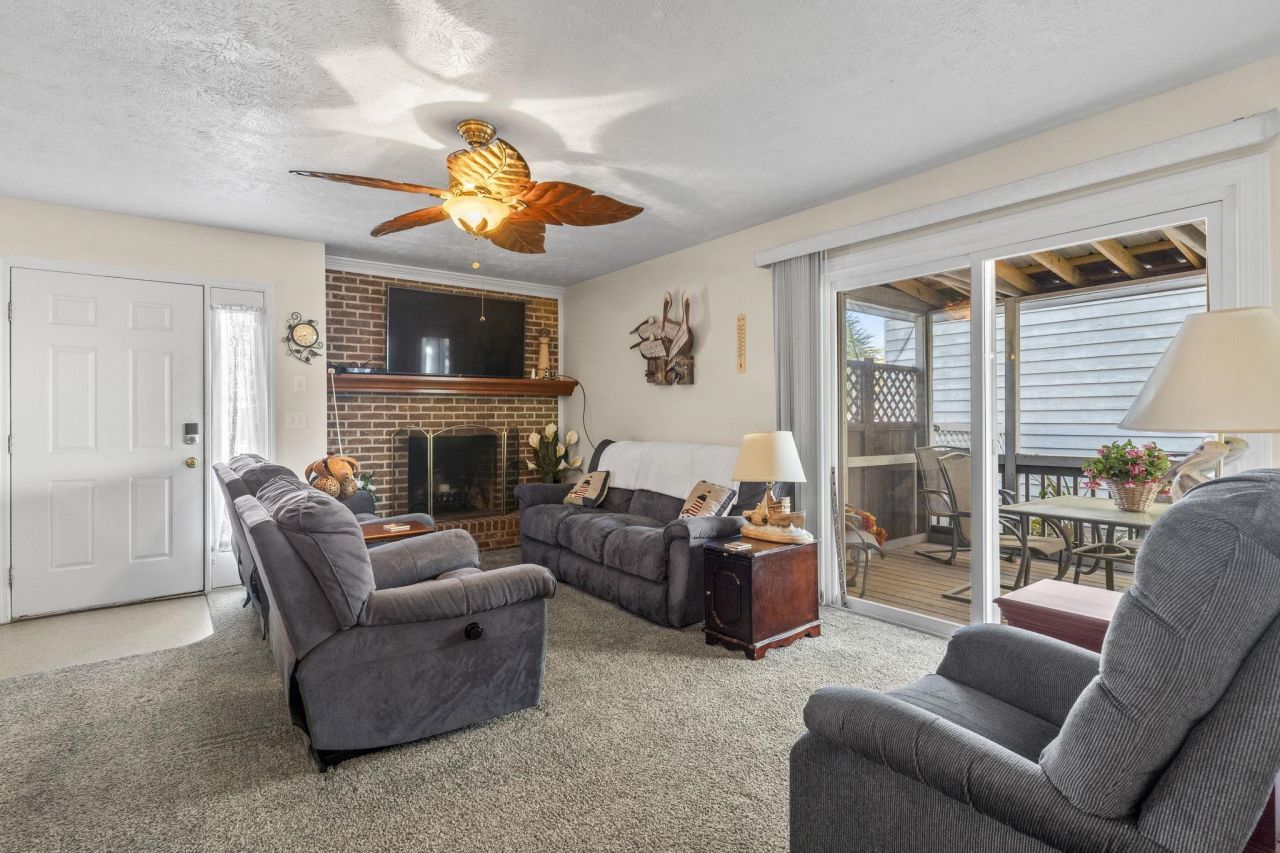 2707 Hillside Dr. S Photo 4