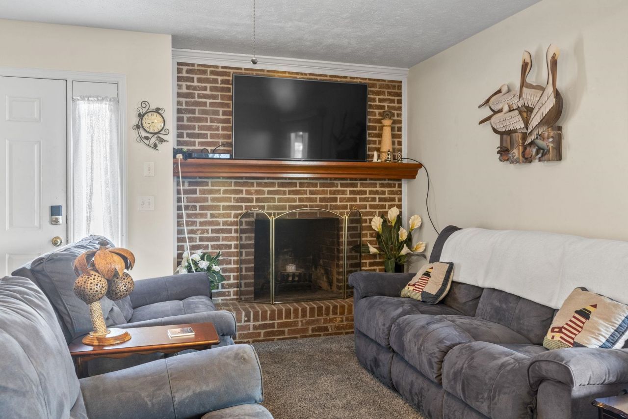 2707 Hillside Dr. S Photo 5