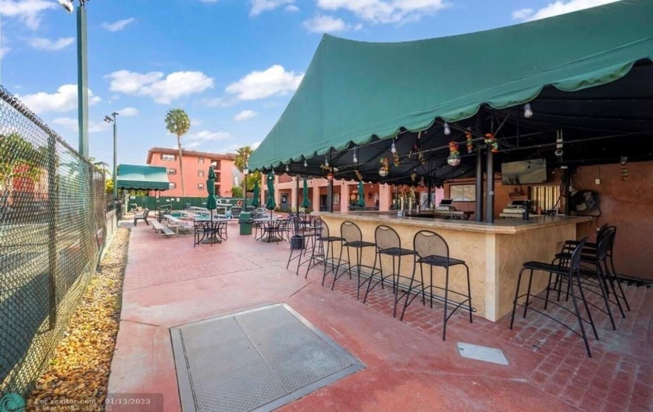 610 Tennis Club Drive, Unit 403, Fort Lauderdale, FL 33311 Photo