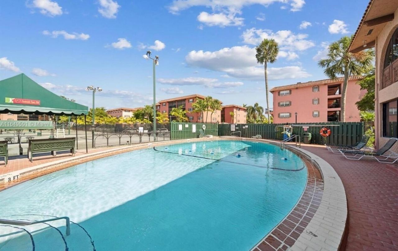 610 Tennis Club Drive, Unit 403, Fort Lauderdale, FL 33311 Photo