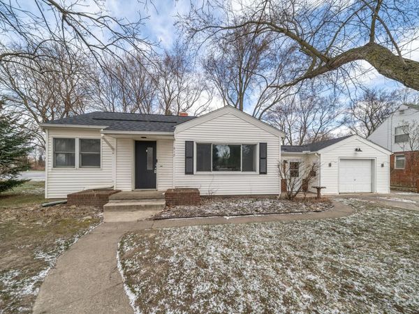 912 W Silver Lake Road, Fenton, MI 48430